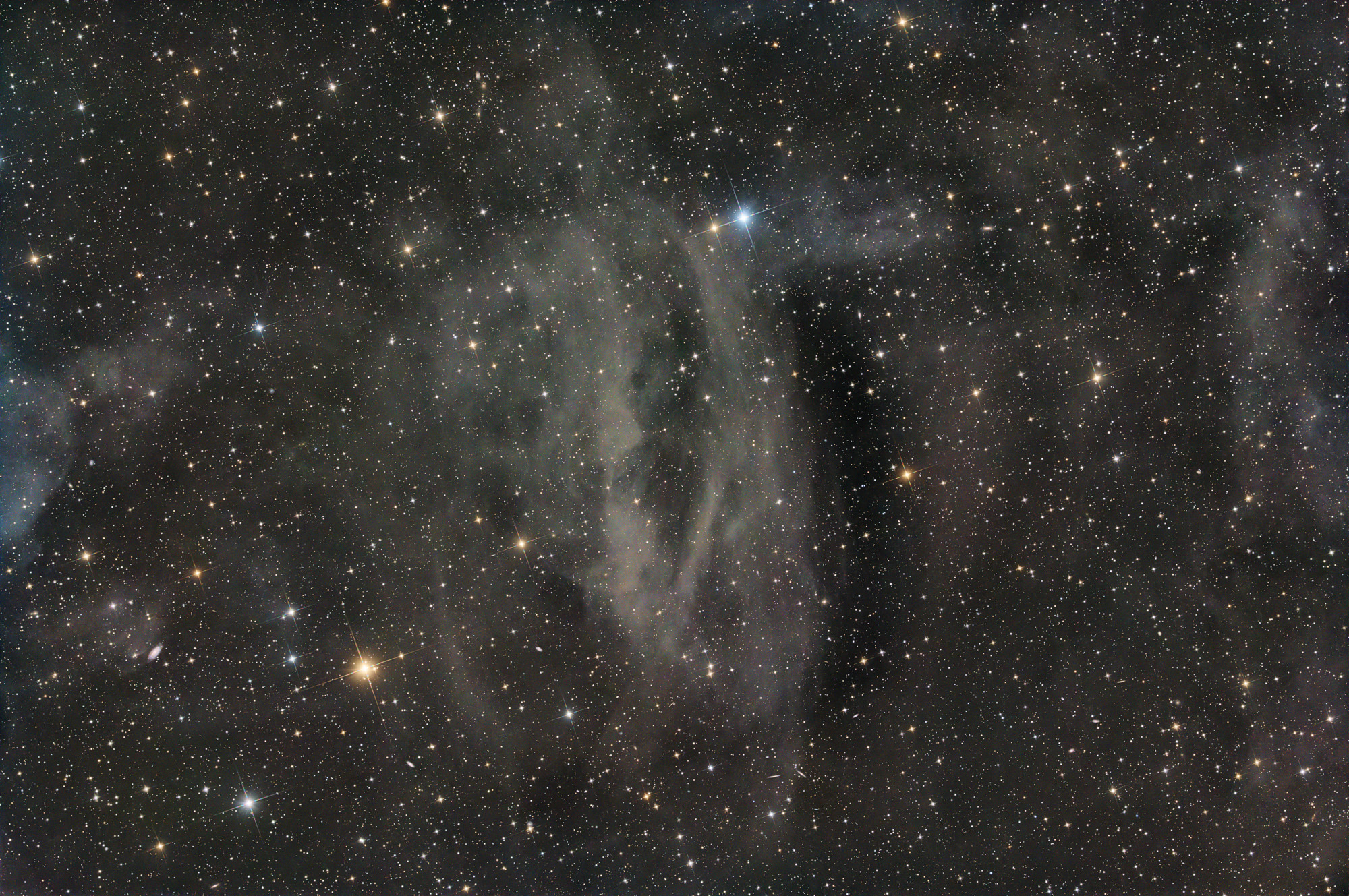 Die kosmische Haarnadel (Sh2-73) ist eine Staubwolke im Sternbild Herkules, die vom Licht der Milchstraße beleuchtet wird. Nebel dieser Art werden auch als galaktische Zirren bezeichnet.